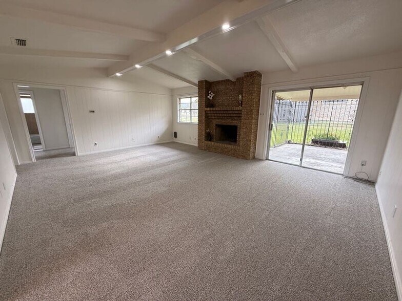 Building Photo - 3007 Sierra Dr