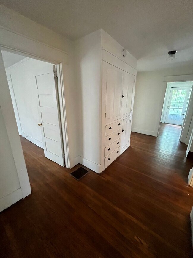 Building Photo - 5 BD/2BA Home next to Kirkwood with fenced backyard!