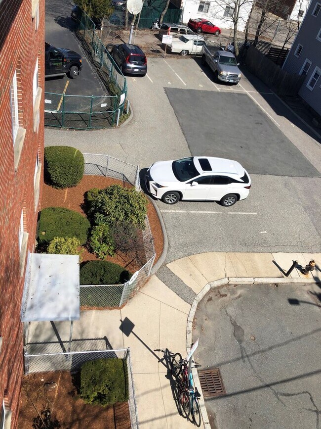 Building Photo - 2 Bed 1 Bath available 9/1
