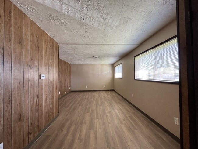 Building Photo - LOM2437