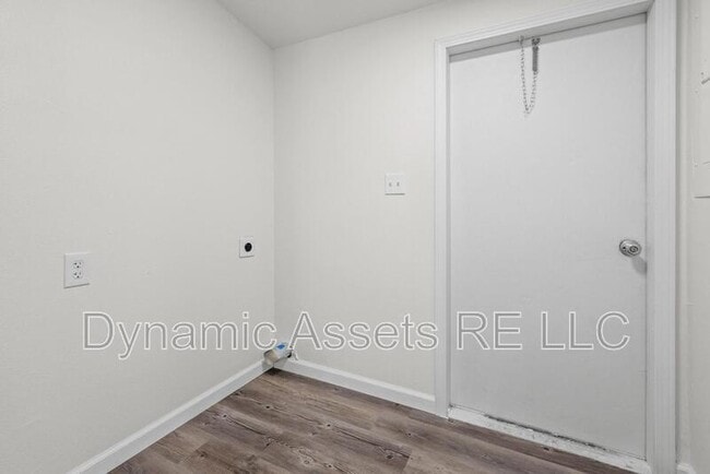 Building Photo - 403 N Walnut St