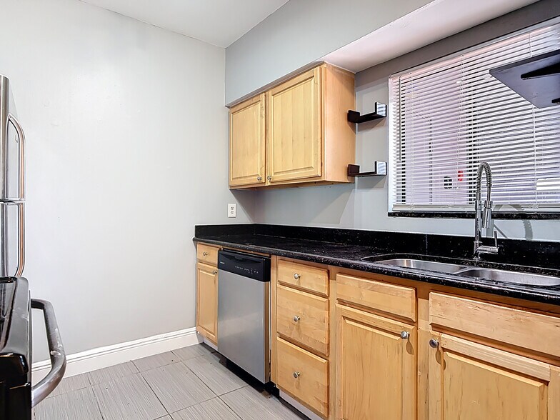 Building Photo - 4711 Capri Plz