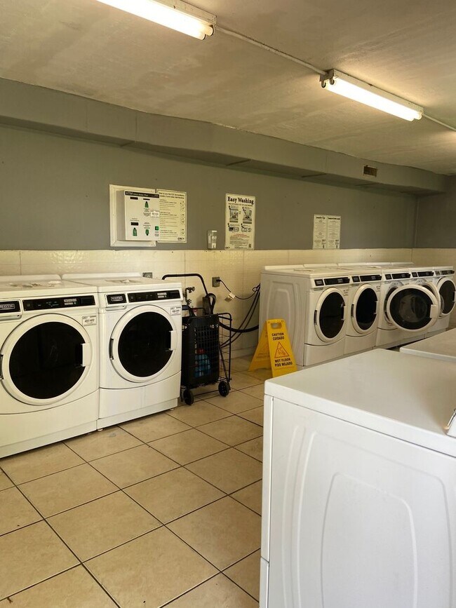 Building Photo - Two bedroom & Two bathroom Condo with balcony and laundry facilities