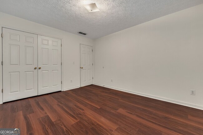 Building Photo - 1510 Twin Manor Dr