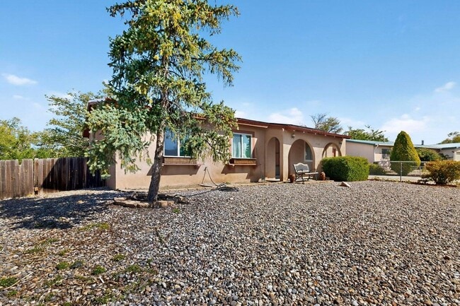 Building Photo - 2702 Avenida Del Sol