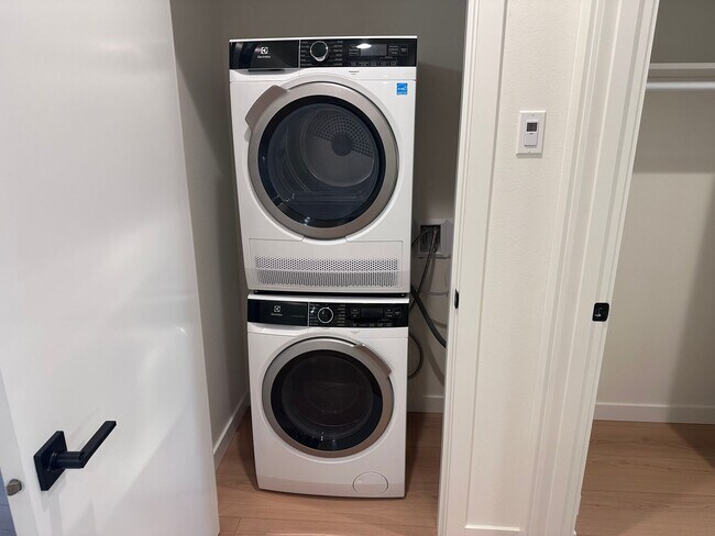 Building Photo - Live Easy Colby Heights, Brand new apartments!