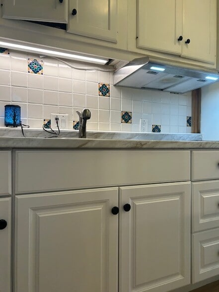 Building Photo - 344 S La Peer Dr