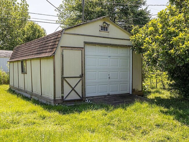 Building Photo - Beautiful 3 bedroom 2 bath charmer… Waitin...