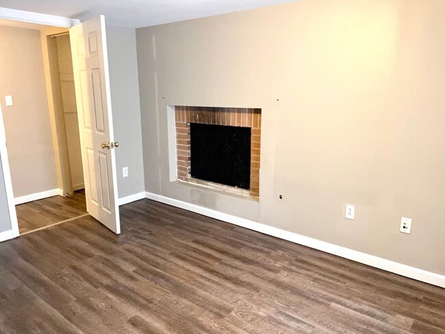 Building Photo - Spacious 3 bed/2 bath - walk to campus!