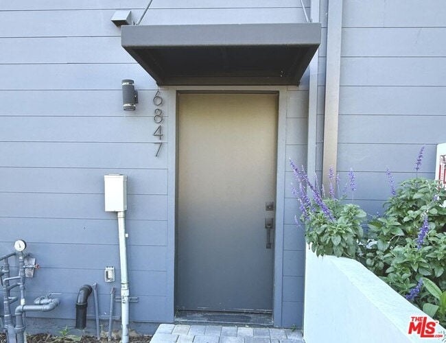 Building Photo - 6847 N Figueroa St