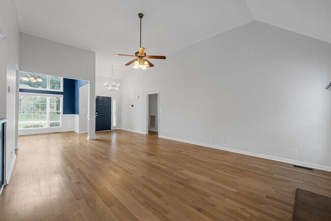 Building Photo - 3 Bedroom 3 Bath Pet Friendly Home For Ren...