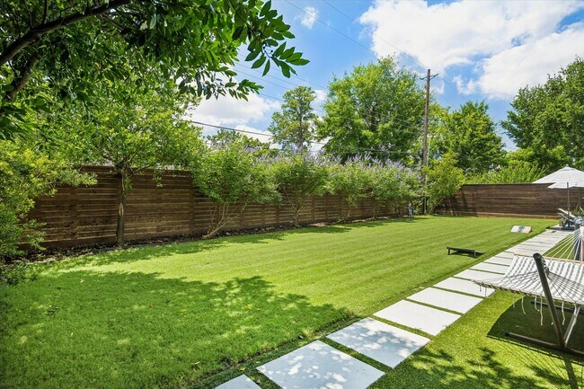 Building Photo - 9769 Oak Point Dr