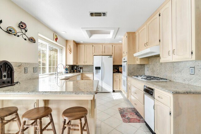 Building Photo - 6733 N Alva Ave