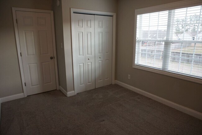Building Photo - 3 Bedroom 2.5 Bathroom home located in Rogers Farm in Hubert!