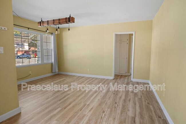 Building Photo - 5960 Nagel St