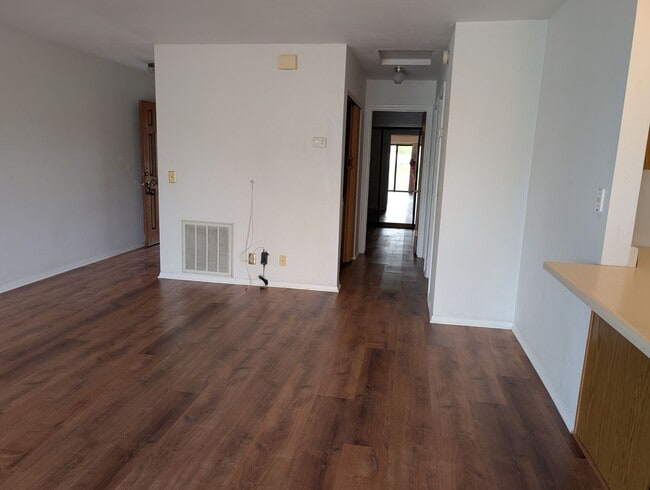 Building Photo - Cute Condo in Silverlakes