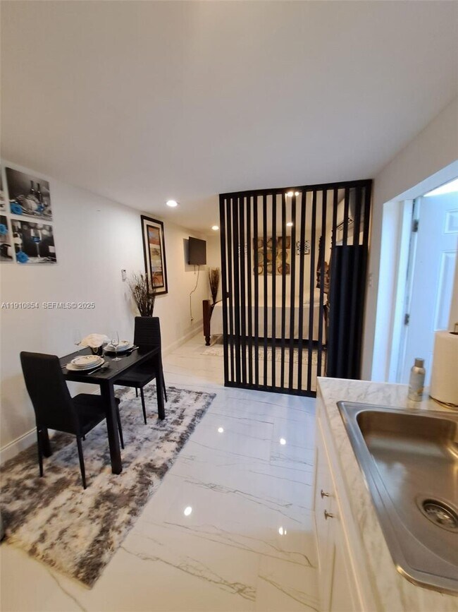 Building Photo - 2215 Mayo St