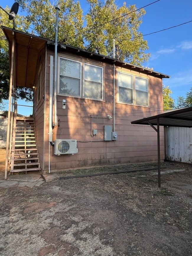 Building Photo - Kemp St Studio Apartment