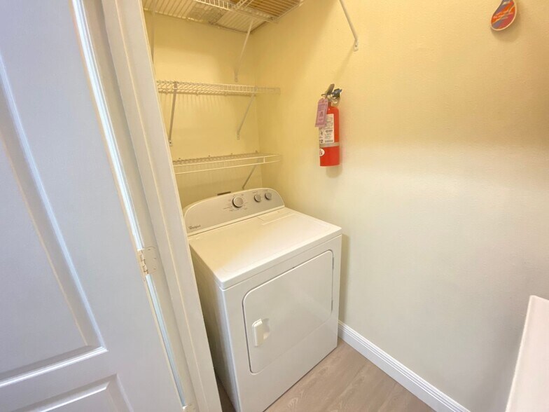 Building Photo - Stunning one bedroom, one bath luxury cond...