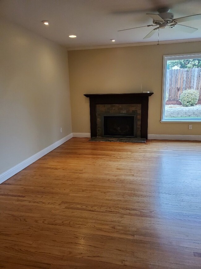Building Photo - Beautiful 3 bd 2 bath house in Carmichael