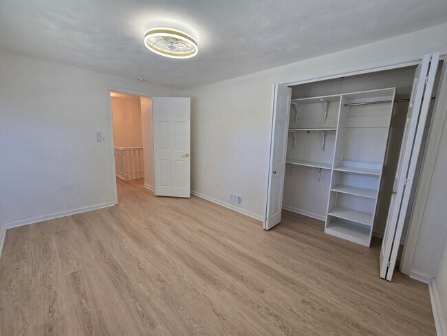 Building Photo - 454 Colonial Dr