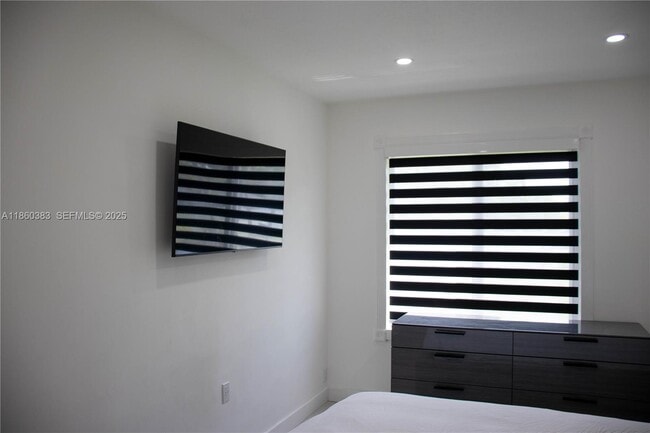 Building Photo - 295 NE 150th St