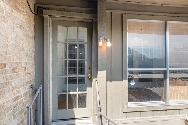 Building Photo - 10438 High Hollows Dr