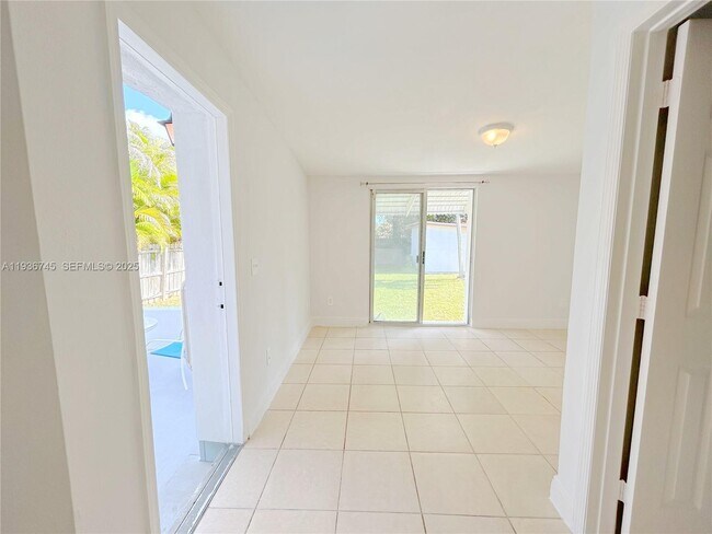 Building Photo - 121 SW 51st Ave