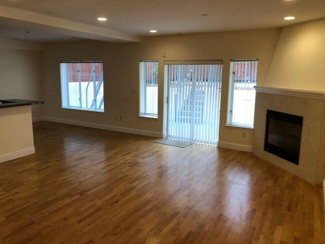 Building Photo - COMING SOON! Huge bi-level 3 bedroom 2.5 b...