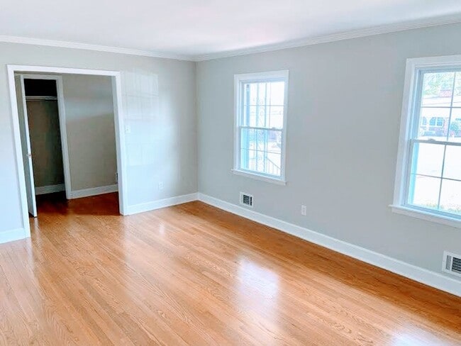 Building Photo - Great 4 Bedroom House