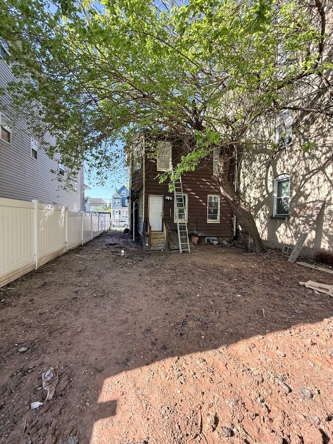 Building Photo - 1069 Mary St
