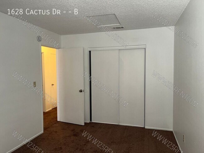 Building Photo - 1628 Cactus Dr