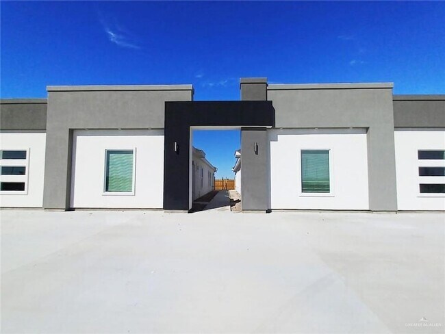 Primary Photo - 3500 Ventura Ave
