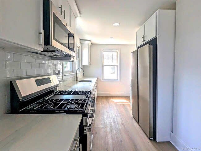 Building Photo - 344 Roslyn Ave