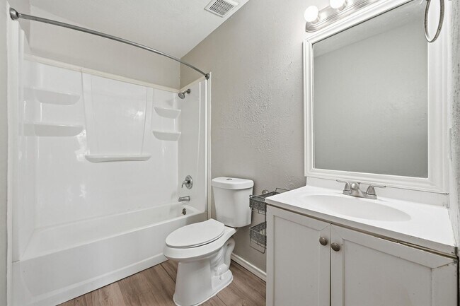 Building Photo - Beautifully Updated 3 Bed, 2 Bath Home