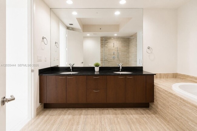 Building Photo - 15901 Collins Ave