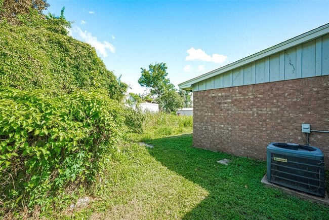 Building Photo - 227 N Austin Dr