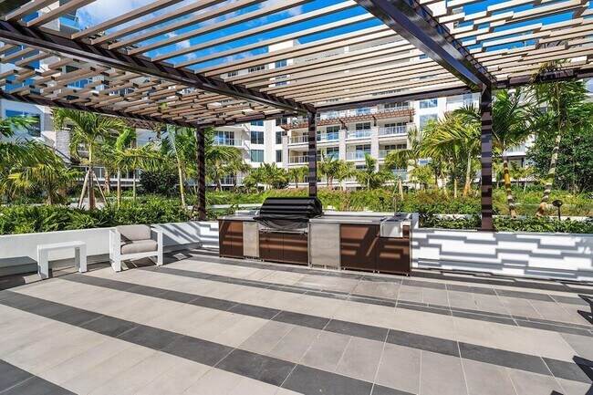Building Photo - 220 SE Mizner Blvd