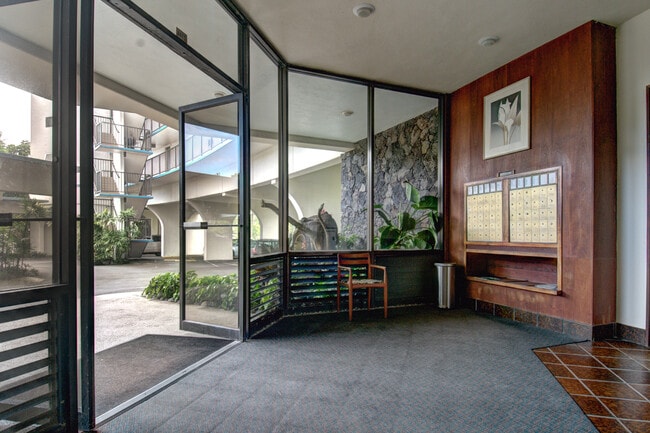 Building Photo - 2405 Kalanianaole St