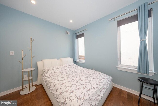 Building Photo - 1326 N Mascher St