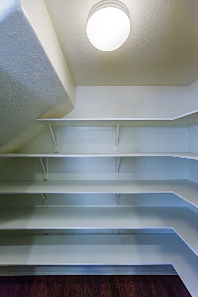 Building Photo - Beautiful 2 story Home