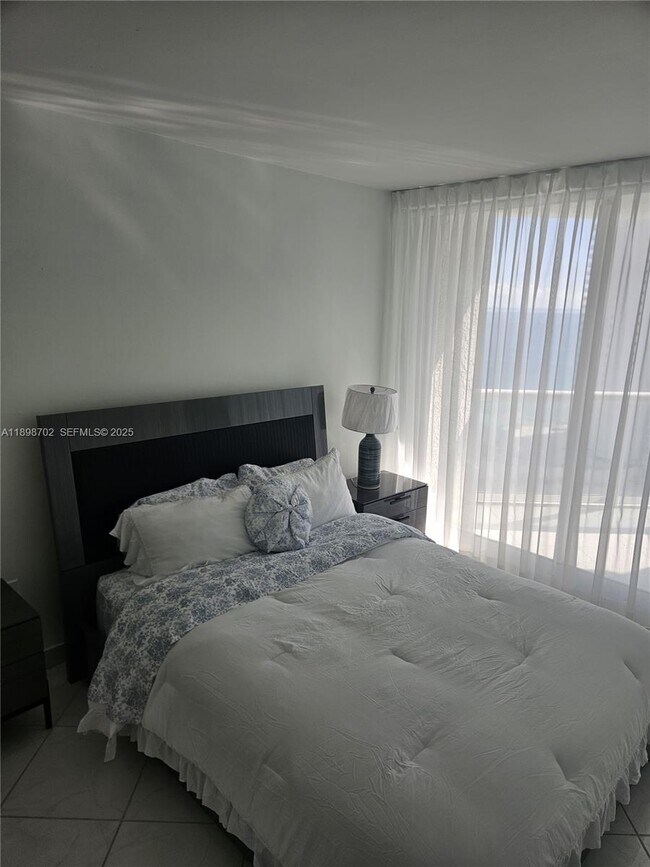 Building Photo - 16400 Collins Ave