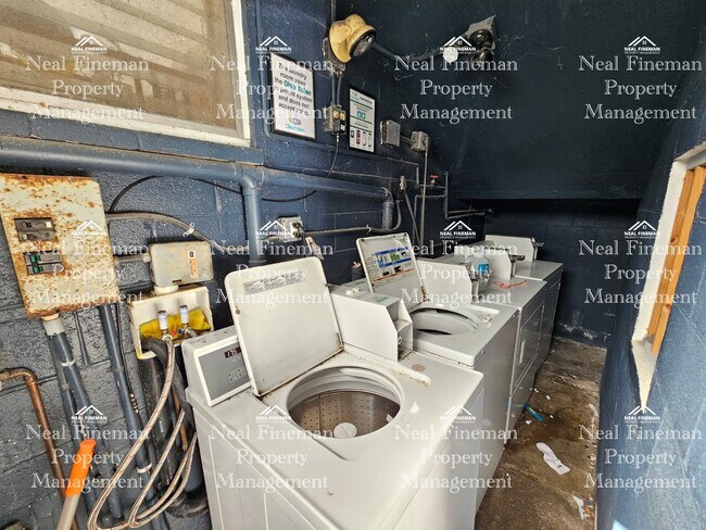 Building Photo - 4 BED, 1 BATH APARTMENT, TANDEM PARKING Electric Water included.