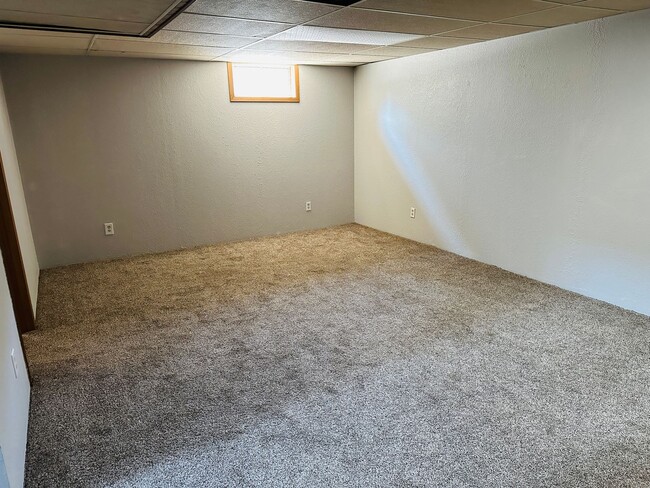 Building Photo - 4+ bedroom, 2 bath with Hot Tub, Fenced Yard and Garage