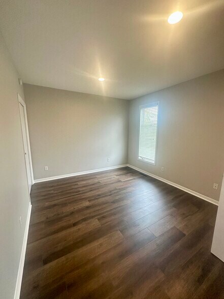 Building Photo - 720 Main St