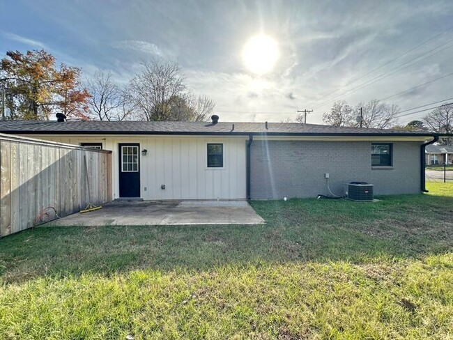 Building Photo - Available Now! Recently Remodeled 3 Bedroo...