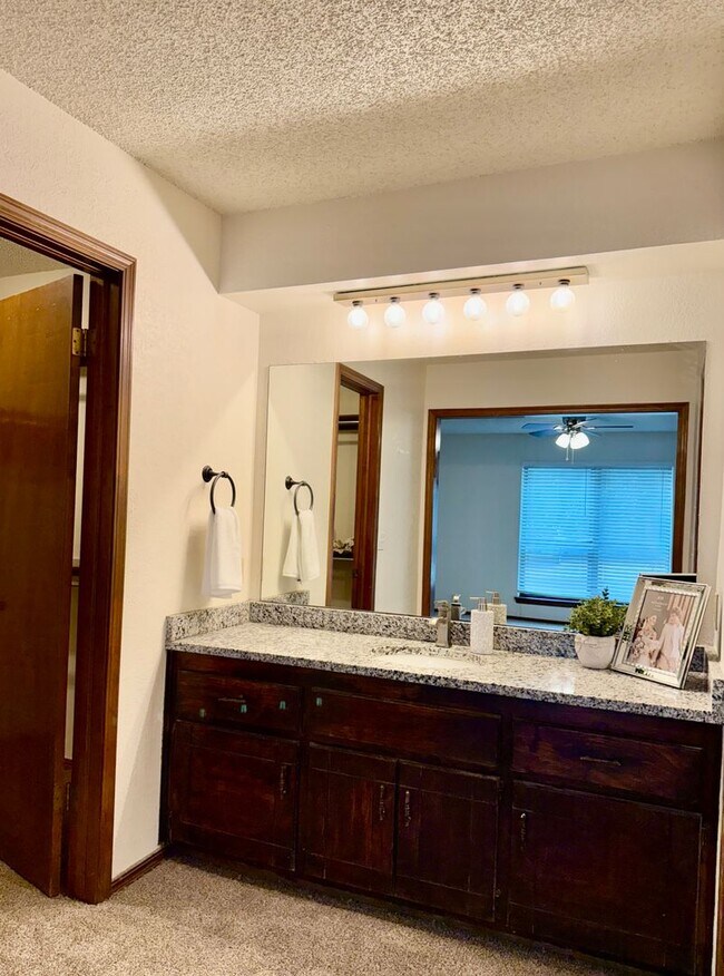 Building Photo - 3 bed, 2 bath Home in Ripple Creek!