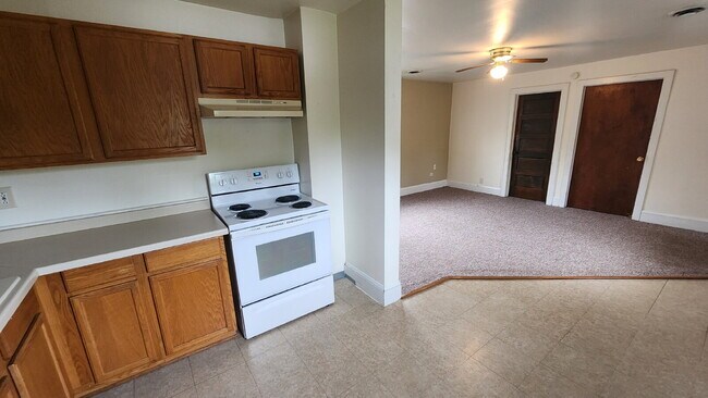 Building Photo - 2 Bedroom, 1 Bathroom Duplex with Private Balcony - Available June 1st