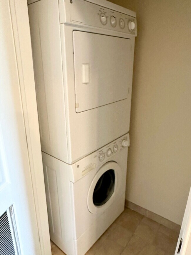 Building Photo - Madison Avenue, Park Ridge, NJ 07656 - 2 BR 2 BA condo