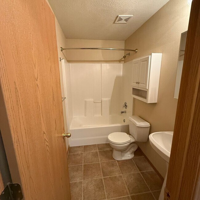 Building Photo - 3 bedroom 2 bath home in Willard School District